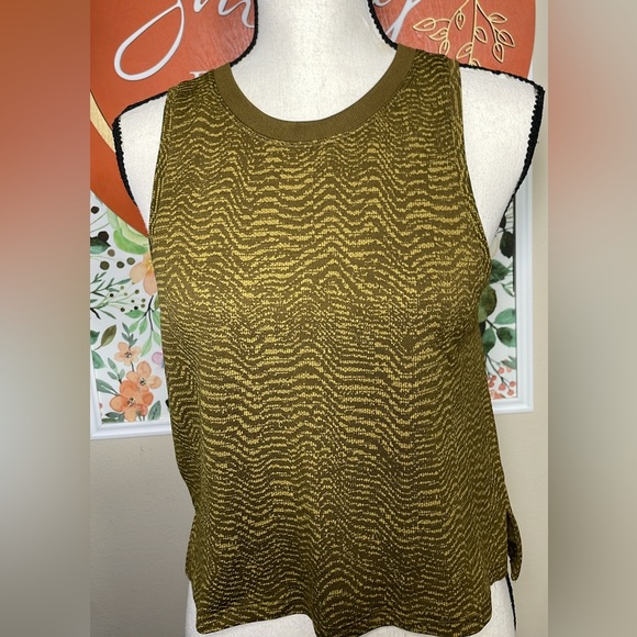 Lululemon Train to Be Tank Top
Ripple Wave Deep Artifact / Auric Gold - Picture 1 of 7